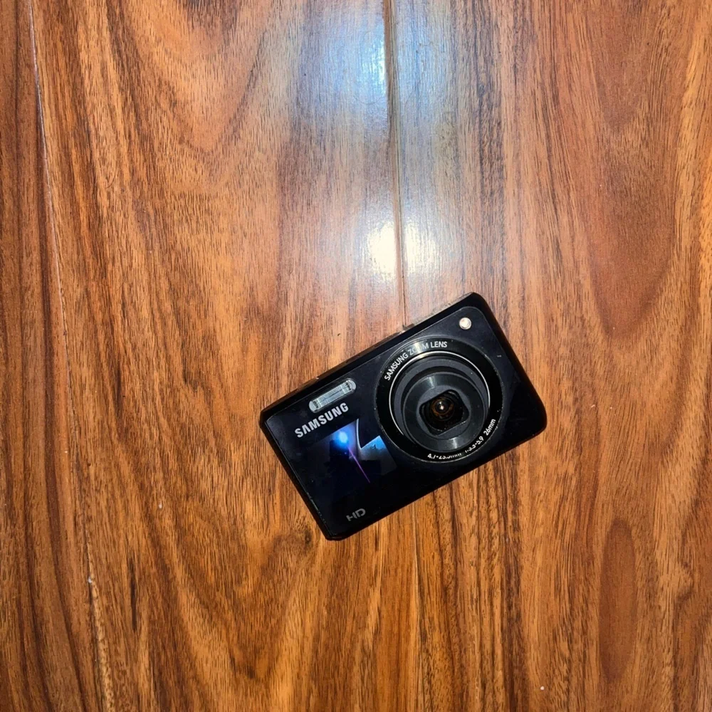 Selling for parts! RARE Samsung DV100 digital camera. With working front LCD